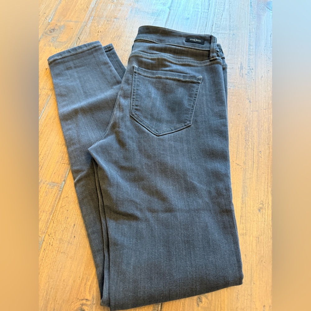 Liverpool Los Angeles the skinny style meteorite wash woman’s jeans.  Size 4/27.